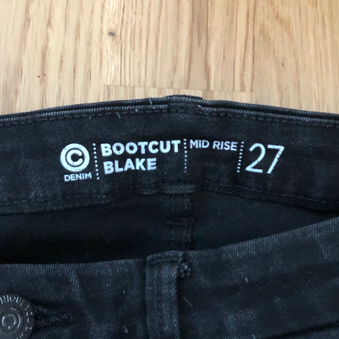 Svarta bootcut jeans.  - 91