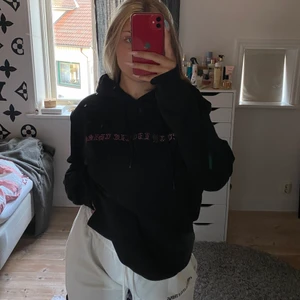 Hoodie  - Använd typ 2 gånger, jätte snygg, står prettylittlething med rhinestones på bröstet, köparen står för frakten🤍