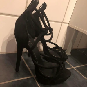 Klackar - Svarta klackar perfekt för fest! Storlek 38, Höjd på klacken är 11 cm. Aldrig använts. 
