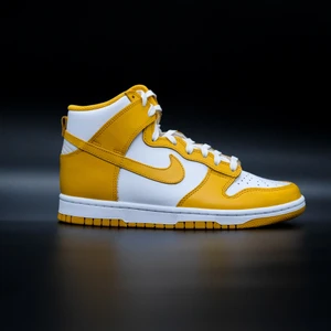 Dunk High Dark Sulfur - Säljer ett par Dunk High Dark Sulfur i storleken 37,5! Skorna är helt nya och kvitto finns! Bilderna är mina egna från min sida sellingkicksonline på Instagram. Undrar du nått eller vill ha fler bilder skicka ett meddelande😊