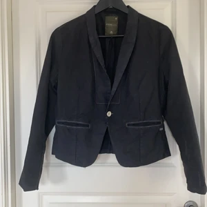 Blazer/kavaj från G-star  - Säljer en svart blazer/kavaj från G-star, fint skick. Första bilden ger bäst bild av färgen 