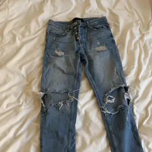 Ripped jeans från Zara! Passar 34or i byxor även fast det står 36. Kan mötas upp eller skickas med postnord! 