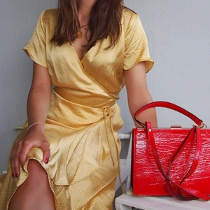 Gul klänning från Neo Noir - Drömmigaste sommarklänningen!❤️🥰  Köpt för ca 900kr, i bra skick. Strl XS❤️ sista bilden är lånad! Kan mötas i Göteborg eller frakta för 62kr! Många intresserade - köp direkt för 450 alternativt så startar jag budgivning!❤️