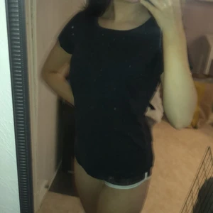 By ellos - En svart lite tajtare t-shirt, det står att det är storlek 38/40 men den är väldigt liten i storleken jag är 158 och sen sitter perfekt på mig