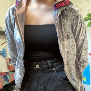 Kort munkjacka från H&M x Zara Larsson, i storlek XS - Kort munkjacka från H&M x Zara Larsson, i storlek XS. I bra skick då den är använd vid enstaka tillfällen.