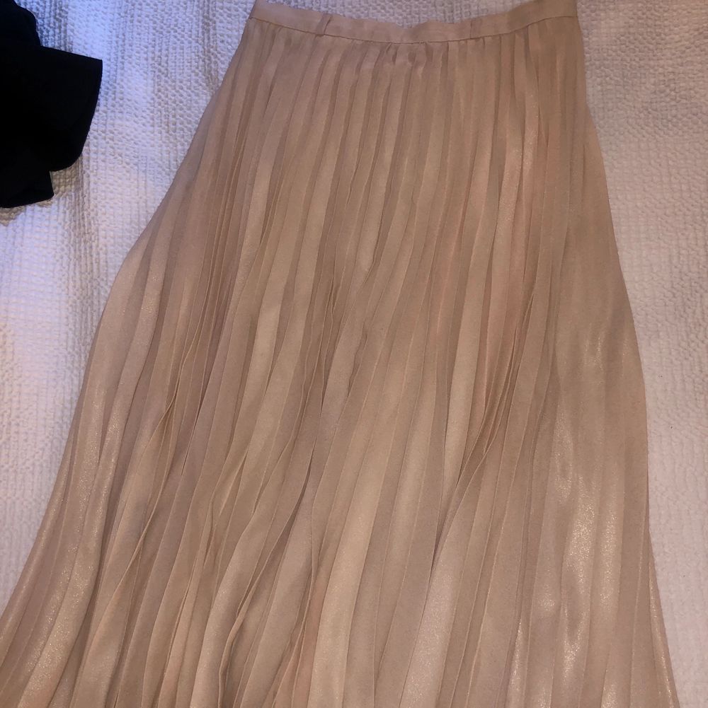 En super fin ljusrosa långkjol med lite glitter i. Fint och bra material och super fin till sommaren, säljer för 150💞🦋🥰. Kjolar.