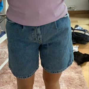 Jeansshorts  - Lite längre jeanssshorts ifrån berhska som inte finns o köpa längre, storlek 32 🥰