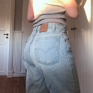 Vintage Levis jeans - Super snygga vintage levis jeans i en fin ljus färg. Tecken på användning finns nedtill på byxorna och har någon fläck men annars i bra skick, det går även att klippa dem. Är märkta i W34 men sitter lite baggy på mig som brukar ha storlek M. Skriv privat för fler bilder 💓