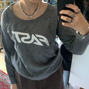 Vet inte vart den kommer ifrån, strl M - Grå, ett år gammal, använd ungefär 10 gånger, stor i halsen