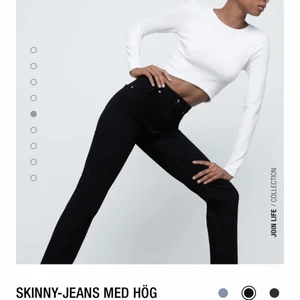 Skinny-jeans med hög midja split - Hej! Säljer mina svarta oanvända jeans från Zara i storlek 32. Säljer på grund av att dem inte passade mig. 200kr inklusive frakt eller bud.