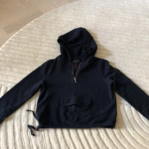 Huvtröja Ralph Lauren - Marinblå huvtröja som är kort i passformen, perfekt till sommaren. Liten i stl så mer som en xs. Köpt i LA