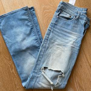 Levis jeans i storlek 27, Classic Rise bootcut jeans med hål (se bild 1). Passar en med storlek 36-38 