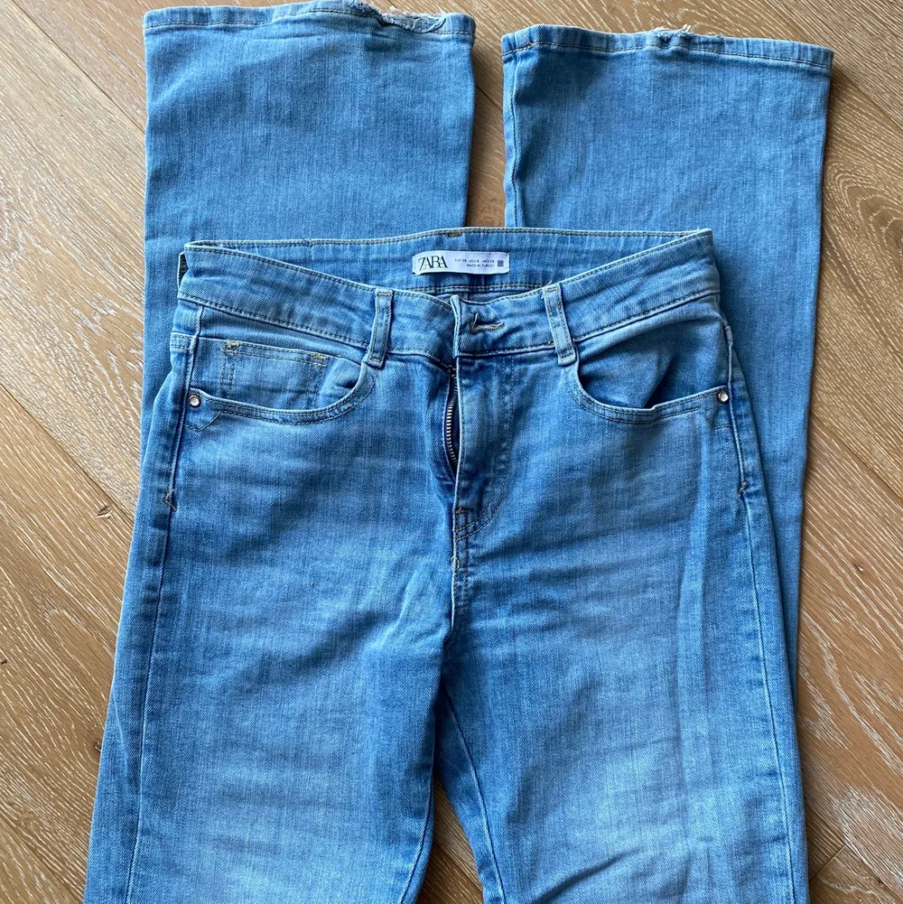 Bootcut jeans från Zara i storlek 38. Skavda nere vid sömmen av byxan (se bild 3) pga långa. Säljer då de ej passar mig längre. . Jeans & Byxor.