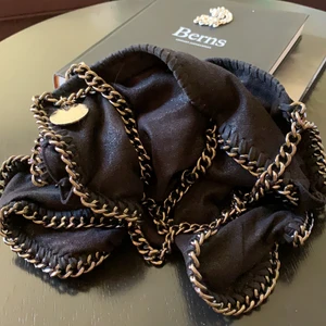 Stella Mccartney Väska - Svart Stella mccartney väska, äkta såklart💕 Det är den stora modellen. Inga skador, säljs med dustbag💕