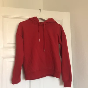 Röd hoodie - Hoodie i bra skick. Endast för 80kr + frakt❤️