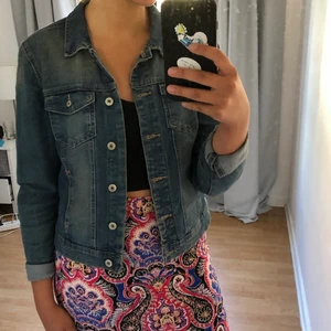 Jeansjacka Only Storlek 38 - Jeansjacka från Only i storlek 38. 60kr. Kan mötas i Linköping annars står köpare för frakt😊