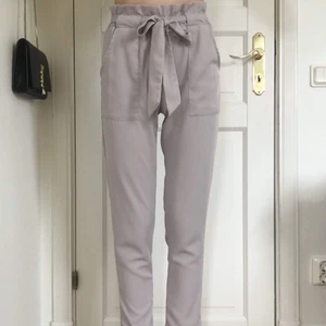 Freya pants - Mina favvobyxor från Dennis maglic/dm retro har blivit för små :(( Dessa är ljusgrå men äger samma I brun/tan som också blivit för små. Resår i midjan men oxå knytband🌸 skriv om frågor/fler bilder