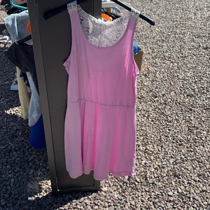 LILA KLÄNNING - Laila klänning med spetts rygg stl 146-152