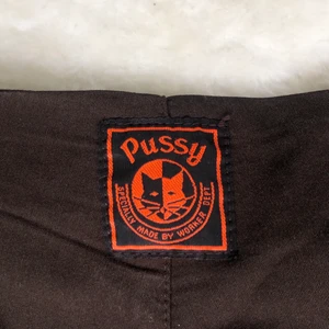 pussy-pants - Byxor med patch på baksidan <3