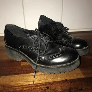 Dr martens likande skor  - Skorna är knappt använda, endast ett fåtal gånger. De är dock lite smutsiga/dammiga eftersom de har stått ett tag. Fint skick annars!