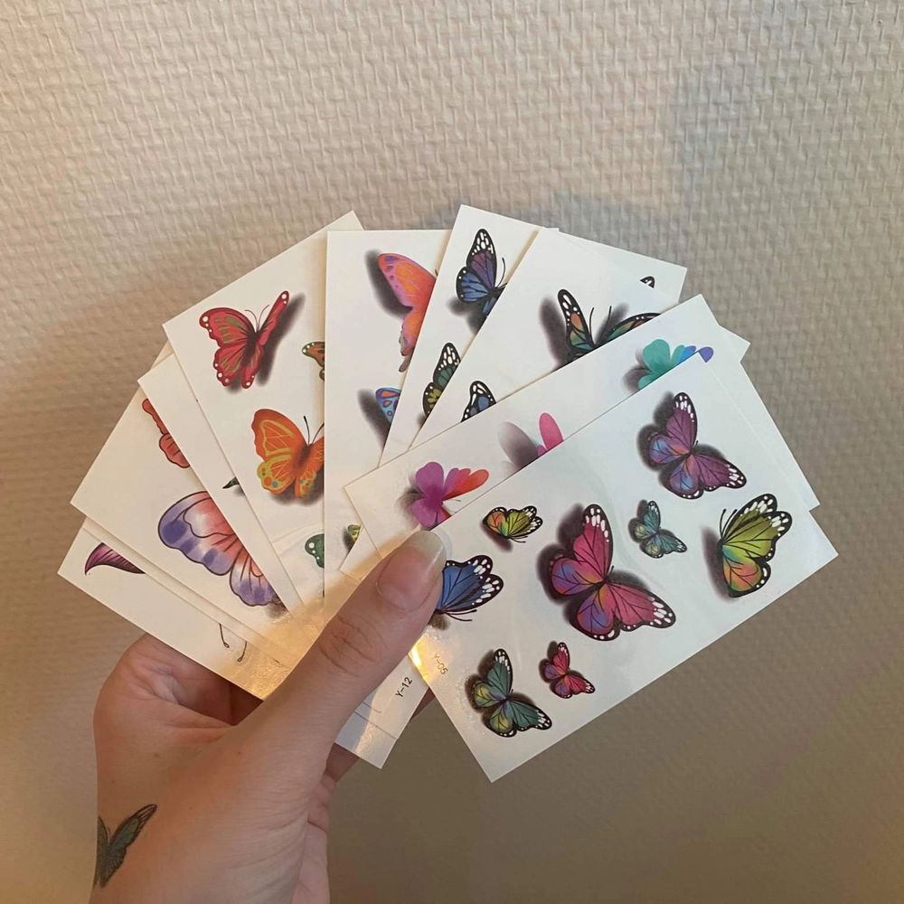 Köpte ett storpack med gnuggis-tattoos, men kommer ej anvĂ€nda alla. SĂ€ljer för 5:- st. đŠâš Superfina till festen eller inför sommaren. TemporĂ€ra tatueringar som skrubbas bort i duschen. HĂ„ller fint i 24h đ Ringa in de ni vill ha, vi har instruktioner pĂ„ bild đ. Accessoarer.