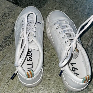 Vita sneakers strl 36 - Vita sneakers från pull & bear i storlek 36. I nyskick, använda ca 10 ggr. Köparen står för frakt