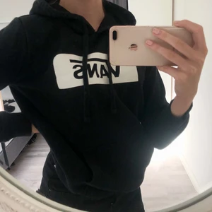 Vans hoodie - Snygg svart hoodie från Vans i mycket bra skick. Använd ett fåtal gånger men säljer den nu då den tyvärr inte längre kommer till användning 💓 