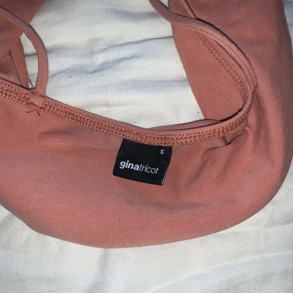 Ett rosa linne från Gina Tricot 💞 Nästan aldrig använd. Köparen står för frakten!!. Toppar.