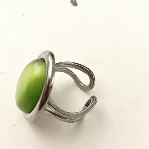 Ring  - Ring silvermetall med gron Sten. Ställbar . Mått Sten 2.3*0,9 cm. Använd men inga defekter . Från ZR . 