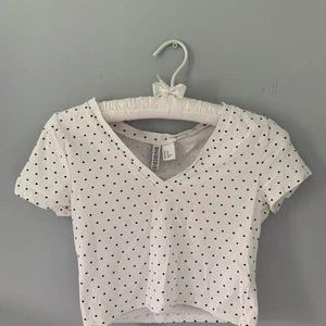 Sommar topp - Fin prickig och somrig t-shirt , nästan aldrig använd! Från H&M Divided