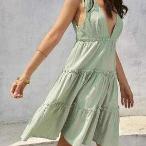 Otroligt fin grön klänning. Aldrig använd och bara tvättad efter köp. Köparen står för frakten:) 