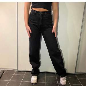 (inte mina bilder, hon på bilden är 175) skitsnygga och långa svarta jeans, passar 175+. Trådiga längst ner eftersom jag trampat på dom då dom är för långa💕