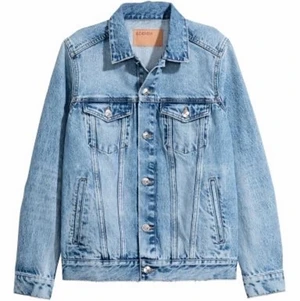 Jeansjacka H&M XXS/32 - Jeansjacka i tvättad denim med slitna detaljer från H&M, storlek 32/XXS  Fint skick förutom liten fläck längre ner på ryggen (se bild 3) som jag tyvärr inte fått bort, syns inte lika mycket i verkligheten.
