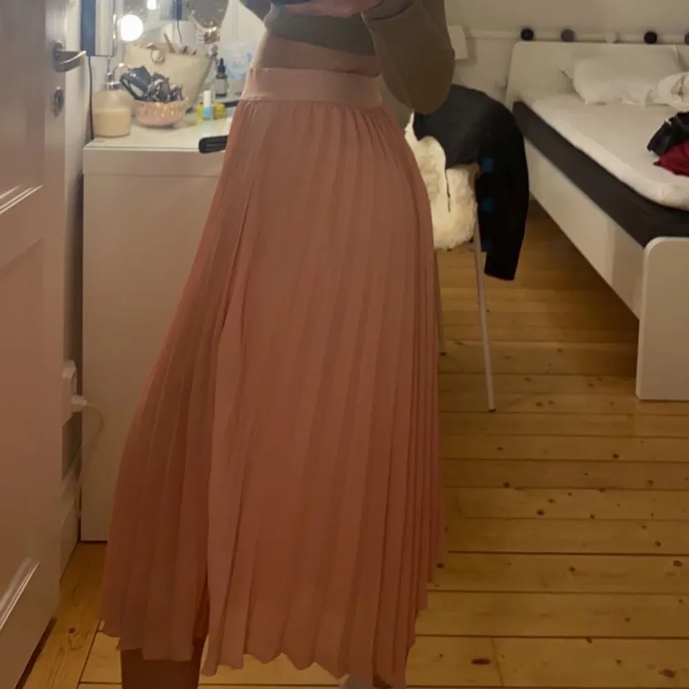 En rosa lång kjol från saint tropez i storlek S och sitter super fint på säljer för 170kr och köparen står för frakten💕. Kjolar.
