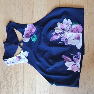 Kroptop open rygg topsI  - I mycket bra skick och passar xs_s och matcherar med allt. Finns fler bilder och användade en gång eftersom de behöver någon med söt breast 🥰😆