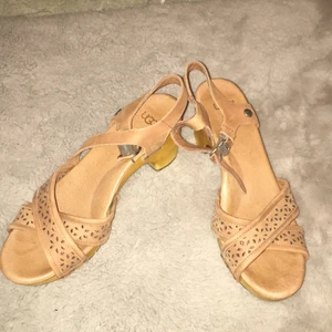 Uggs - Storlek saknas men uppskattar att det är 36-37. Mycket fina men kommer ej till användning tyvärr aldrig använda. Köparen står för frakten 