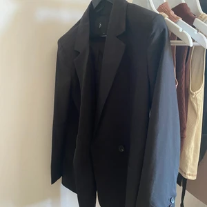 Kavaj  - Vill sälja min oanvända kavaj. Säljer på grund av fel storlek.