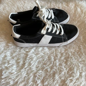 Skor storlek 37 - Fina skor i storlek 37. Påminner om Vans