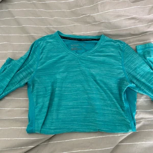 Träningströja - Använd men bra skick, frakten tillkommer på 33kr. 