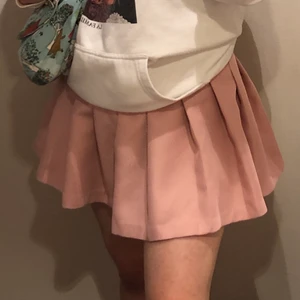 Rosa pleated kjol - Nyskick, hund och katt finns i hemmet 