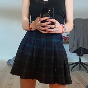 Tenniskjol! - Måste tyvärr sälja denna supersnygga tenniskjolen eftersom den inte kommer till användning. Den är lila/blå med mörkgrönt rutmönster! Passar S