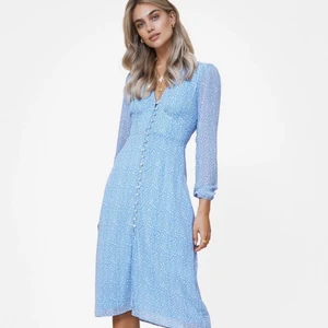 Adoore klänning Paris - Helt ny klänning i modellen Paris. Storlek S/36 Lapparna kvar och kommer i original påse. Fraktas enbart.