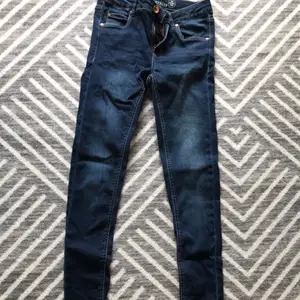 Mörkblåa Skinny jeans storlek 152 säljes knappt använda. Jeansen är i ett mjukt och tunt men ändå skönt material, passar jätte bra att ha året runt. 