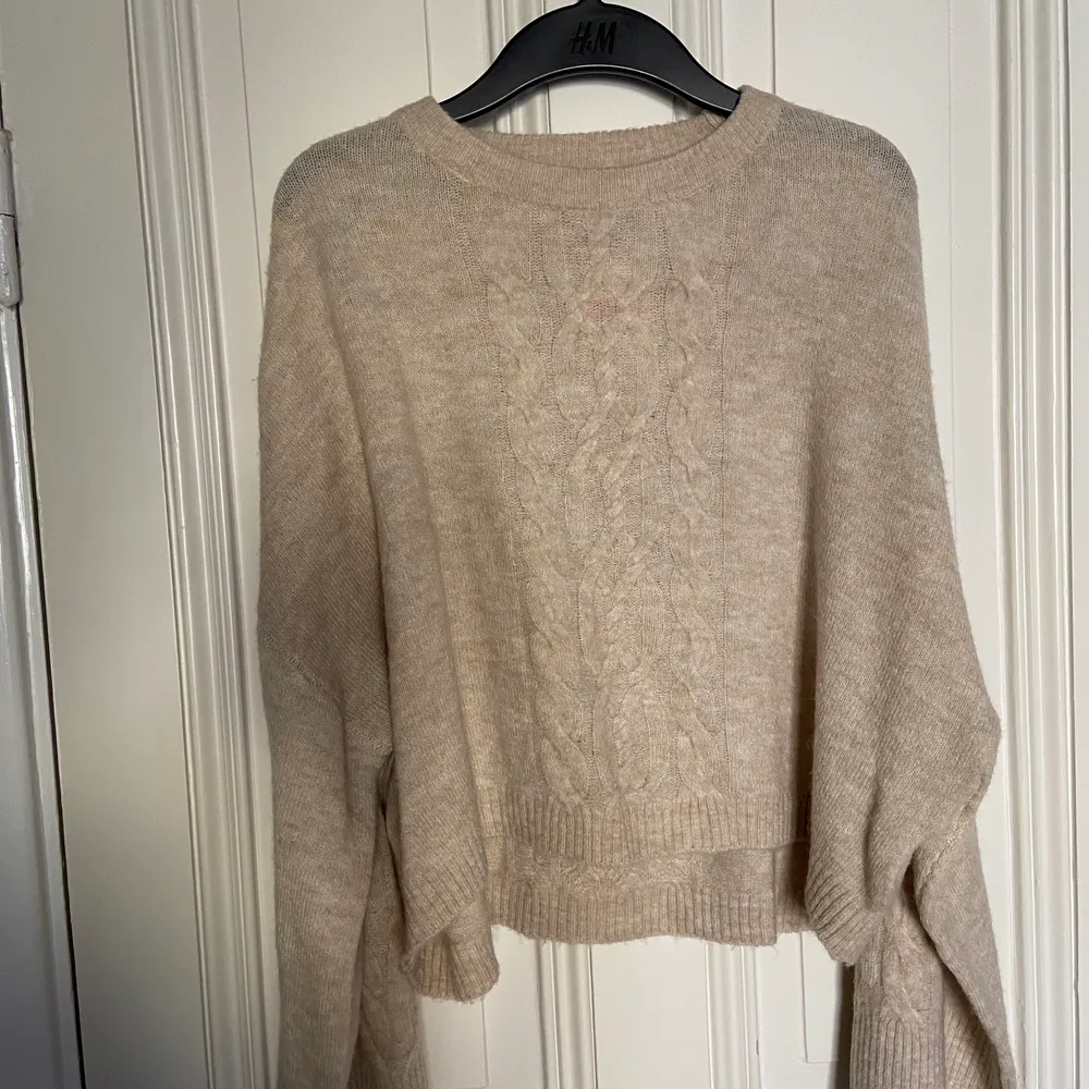 Skön Beige knit sweater, aldrig använd :). Stickat.