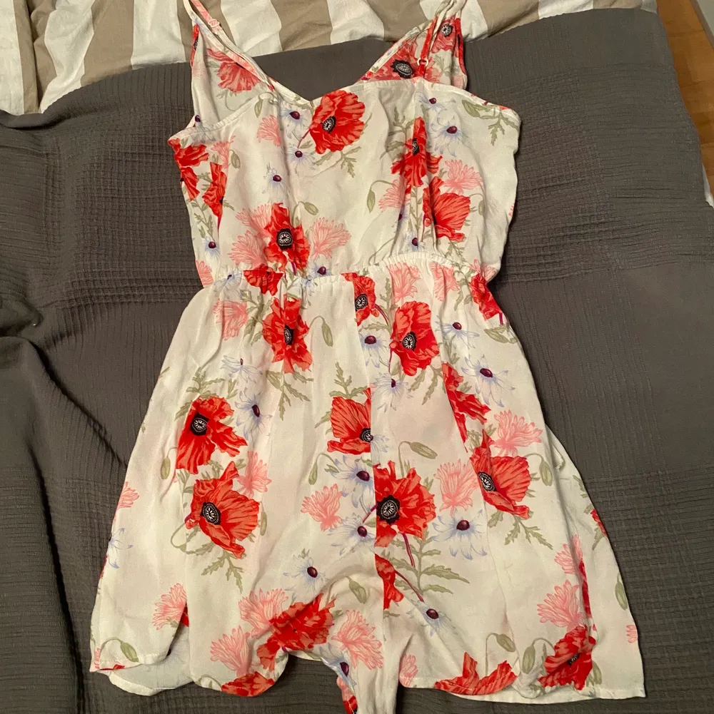 -Skön tunn blommig playsuit nu till sommaren 🌹 -40kr  -Storlek 38 -Använd men inte jättemycket  -Säljes då den är förliten  -Köpt på H&M -Frakten varierar beroende på om man vill ha det spårbart eller inte💌. Övrigt.