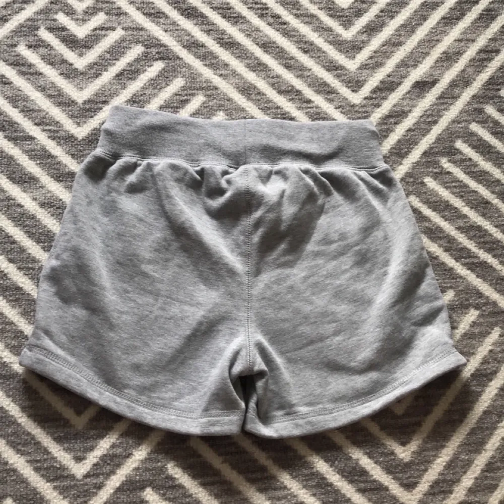 Sprillans nya gråa mjukis shorts säljes. Storleken är S men är mycket mindre som plagg så skulle säga runt XS/S. Tyget är väldigt mjukt och väldigt skönt på både in och utsida samtidigt som de är så himla snygga. Inte använda utan bara provade. . Shorts.