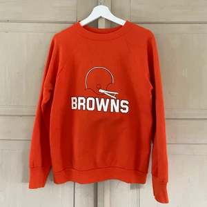 Orange sweatshirt Beyond retro - Orange sweatshirt med tryck köpt på beyond retro. Inte använd sen den köptes och jättefint skick! Står ej storlek men skulle gissa typ S-M. Möts upp i Stockholm eller fraktar mot tilläggskostnad.