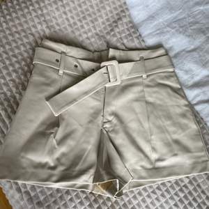 Jättefina beige shorts från Zara i läderimitation. Aldrig använda!