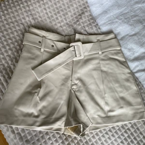 ZARA - Jättefina beige shorts från Zara i läderimitation. Aldrig använda!