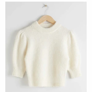 Puffärm topp - En jätte mysig tröja som är perfekt nu till hösten! Fin färg som passar till allt! Den är i bra skick då den bara är använd ett fåtal gånger. Den är lite mindre i storleken skulle jag säga.